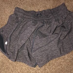 grey hotty hot 2.5 inch lululemon size 4 shorts
